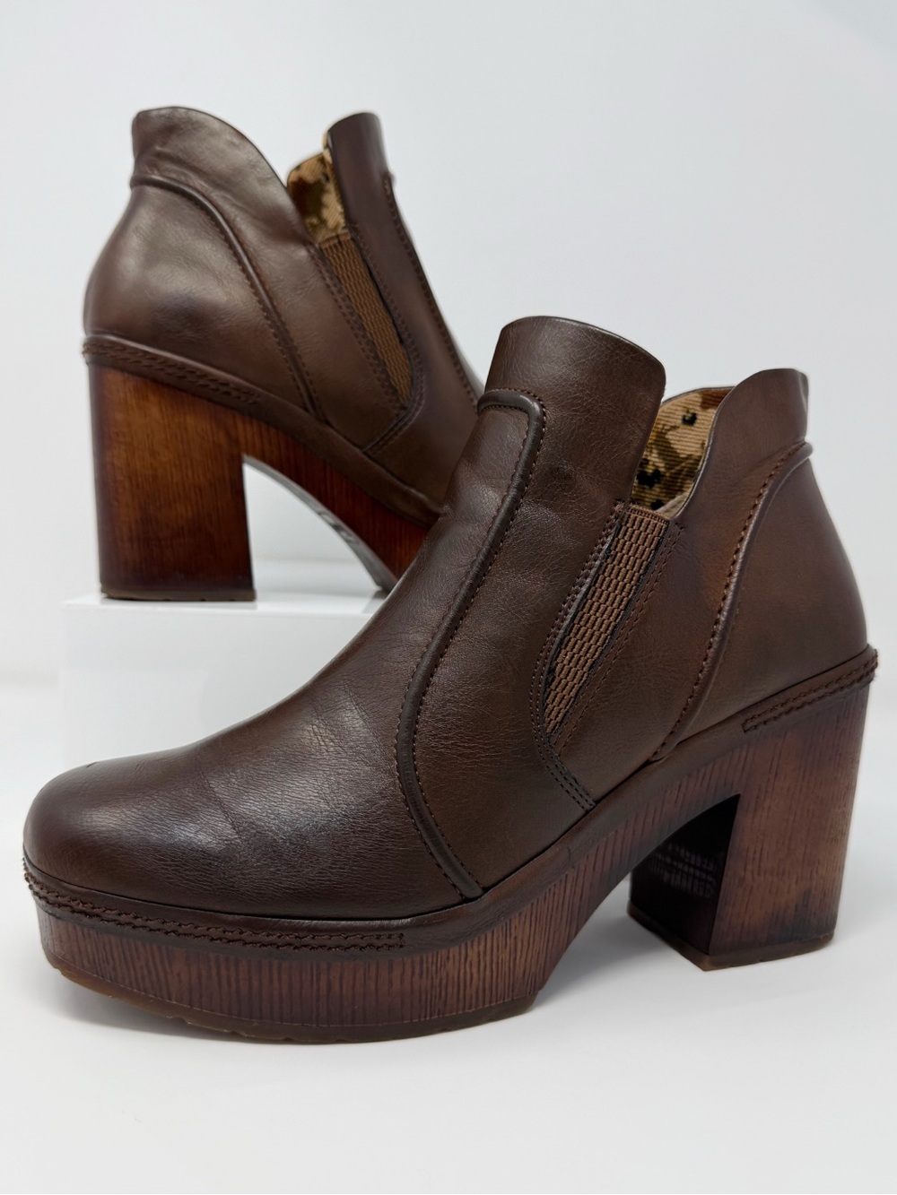 Korks Brown Platform Ankle Booties Size 9M Chunky Heel Slip On Chelsea